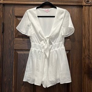 Never Worn- Pink Lilly - key hole tie front closure romper - size XS